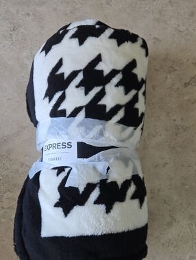 Express Black & White Houndstooth Plush Blanket